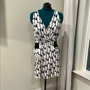 DVF Geometric Black and White Sleeveless Dress size 12